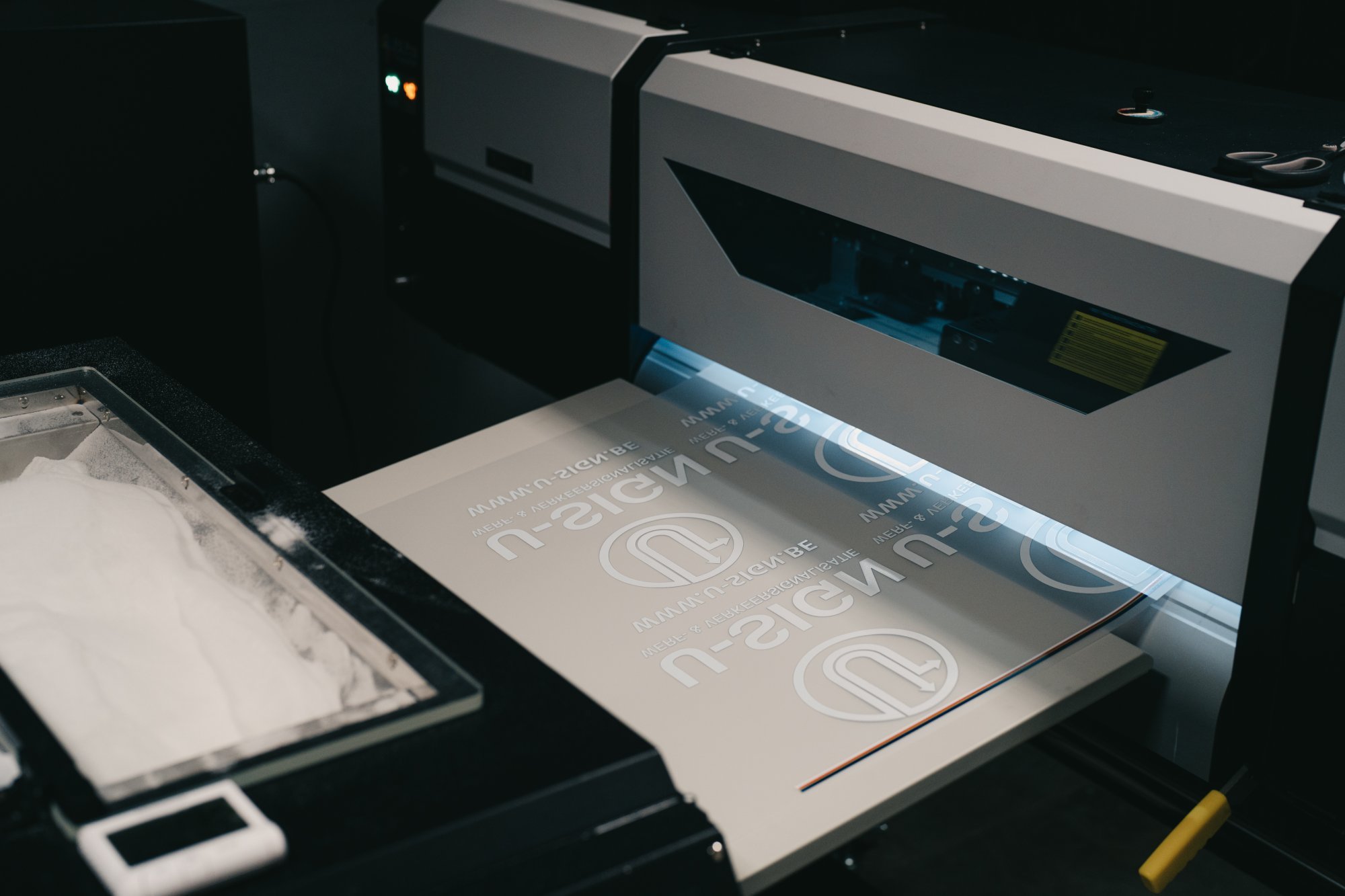 Nieuwe printer in actie voor betere kwaliteit en nóg scherpere prijzen, ideaal voor professionele drukresultaten en geavanceerde afdruktechnologie.