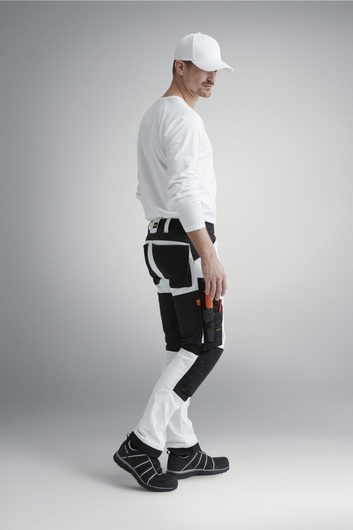 Man in moderne werkoutfit met zwart-witte details. Praktische kledingstijl voor professionele klussen. Voor ieder wat wits!