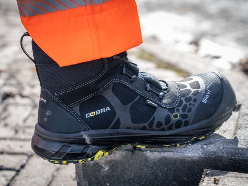 Veiligheidswerkschoenen in gebruik op bouwplaats. 5 tips voor het onderhouden van jouw werkschoenen voor optimale bescherming en comfort.