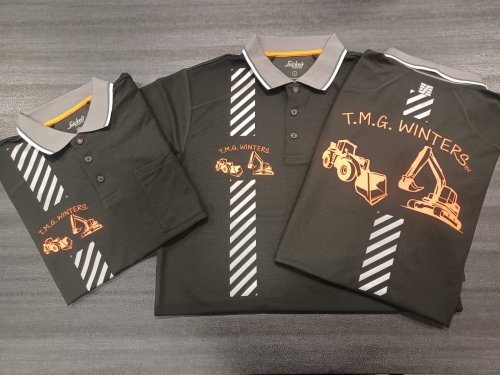 Zwarte signalisatiekleding met opvallende strepen en T.M.G. Winters-logo. Val op met onze signalisatiekleding tijdens werkzaamheden.